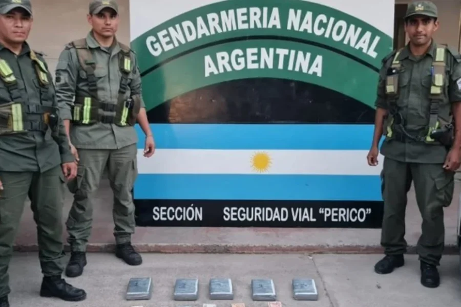 Droga encontrada bajo los asientos de dos niños