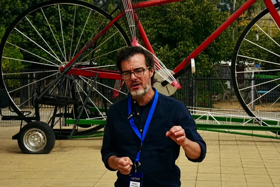 Enrique Avogadro</p><p>
En Peralillo, frente a una bici gigante